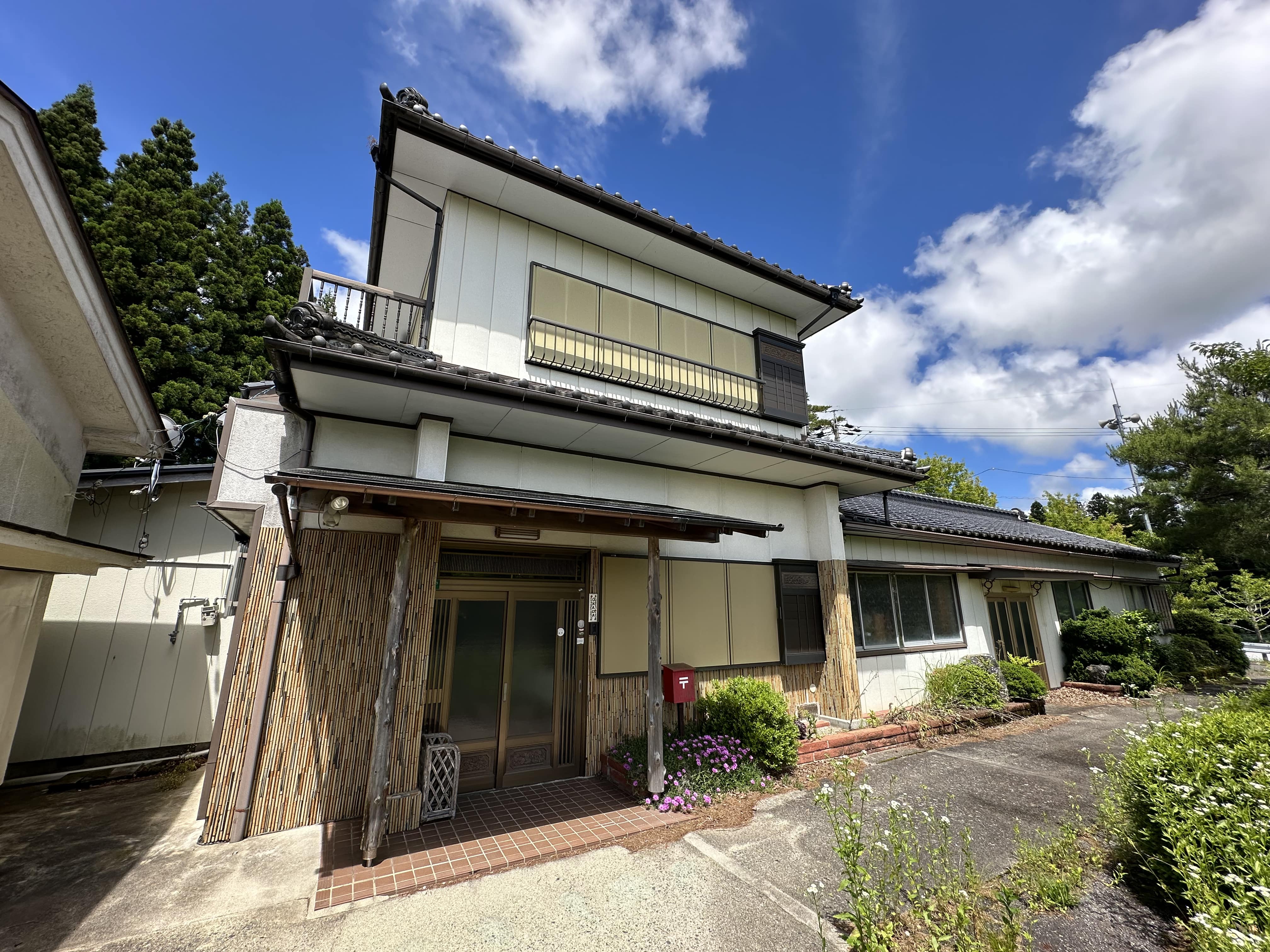 保育園と小学校が近いガレージ付きの大型物件の写真